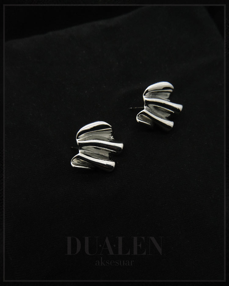Kıvrım Detaylı Çelik Küpe ( Silver )